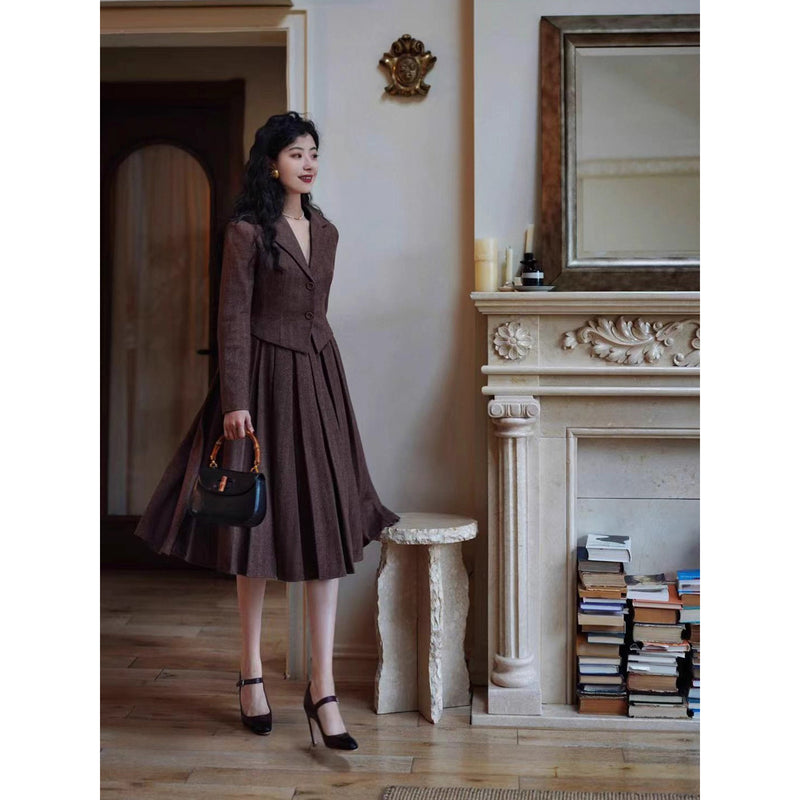 焦茶色の貴婦人ジャケットとベストとプリーツスカート