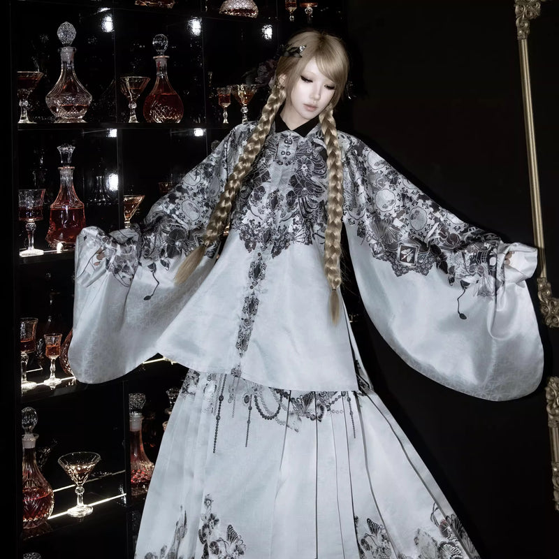 骸骨と花鳥図トップスと刺繍エプロンとプリーツスカート