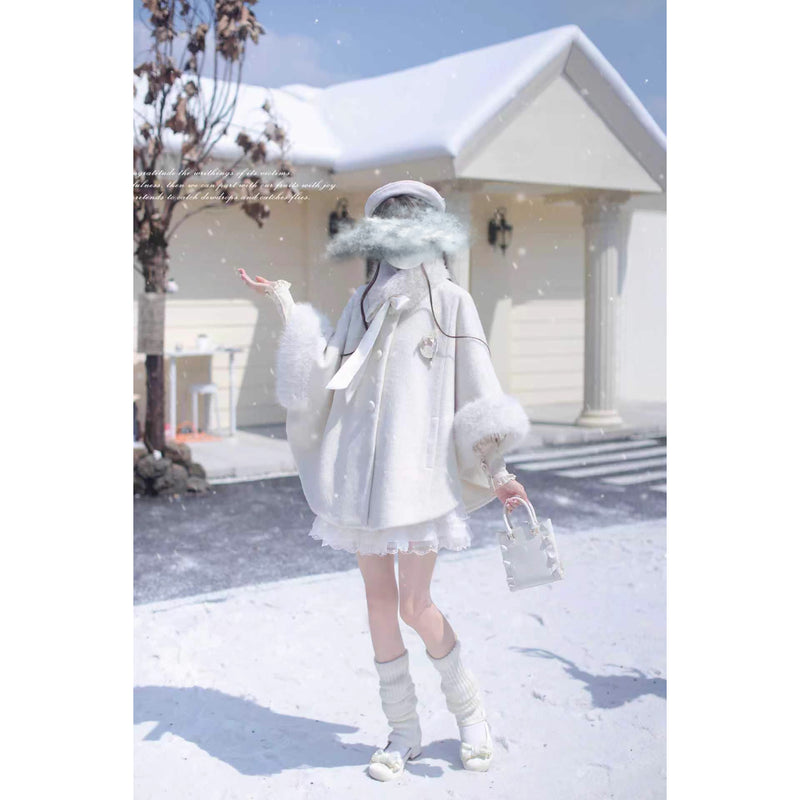 純白のお嬢様のウールケープコート – ManusMachina