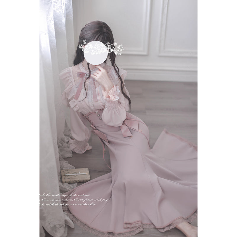 桜色の令嬢のフリルトップスとコルセットスカート