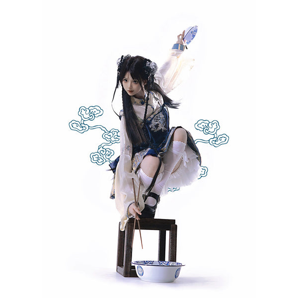 花に遊ぶ子羊の刺繍ストラップワンピースとトップス