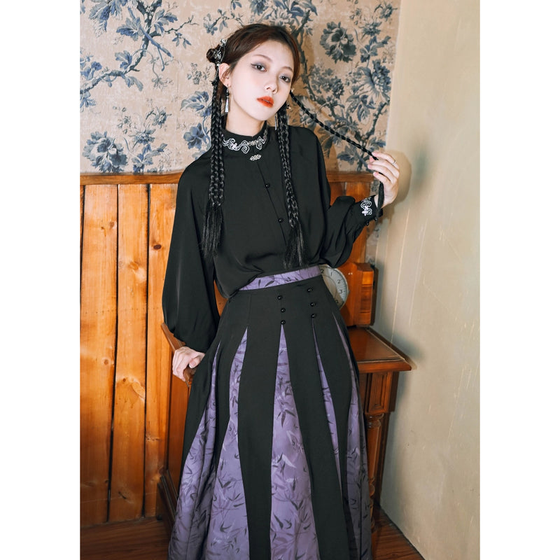 唐草文様の刺繍ブラウス