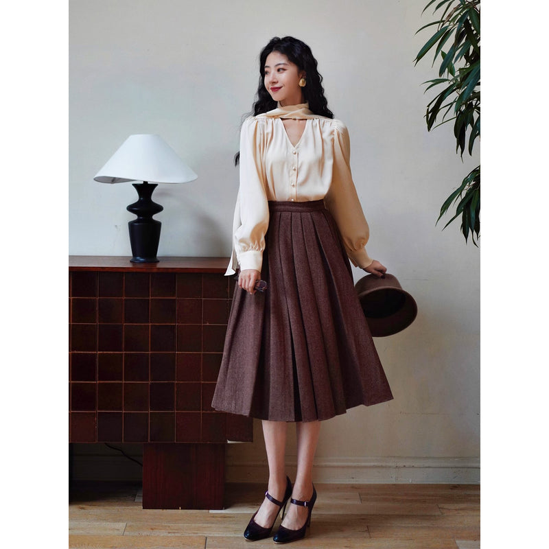 焦茶色の貴婦人ジャケットとベストとプリーツスカート