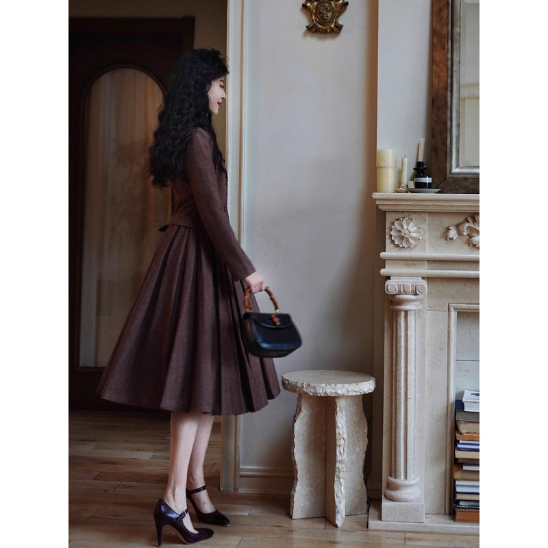 焦茶色の貴婦人ジャケットとベストとプリーツスカート