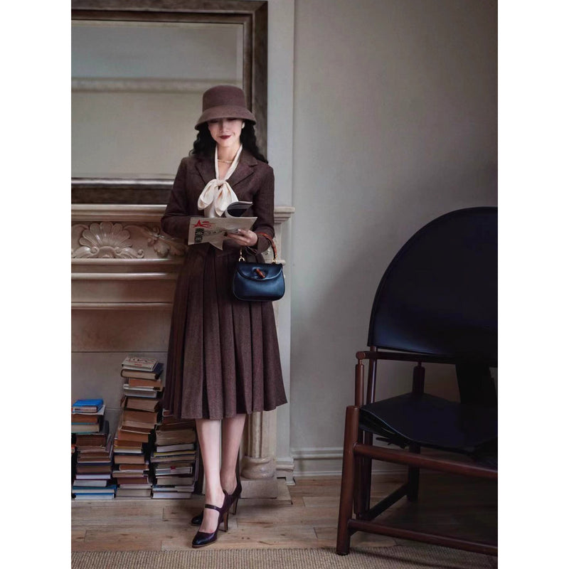 焦茶色の貴婦人ジャケットとベストとプリーツスカート