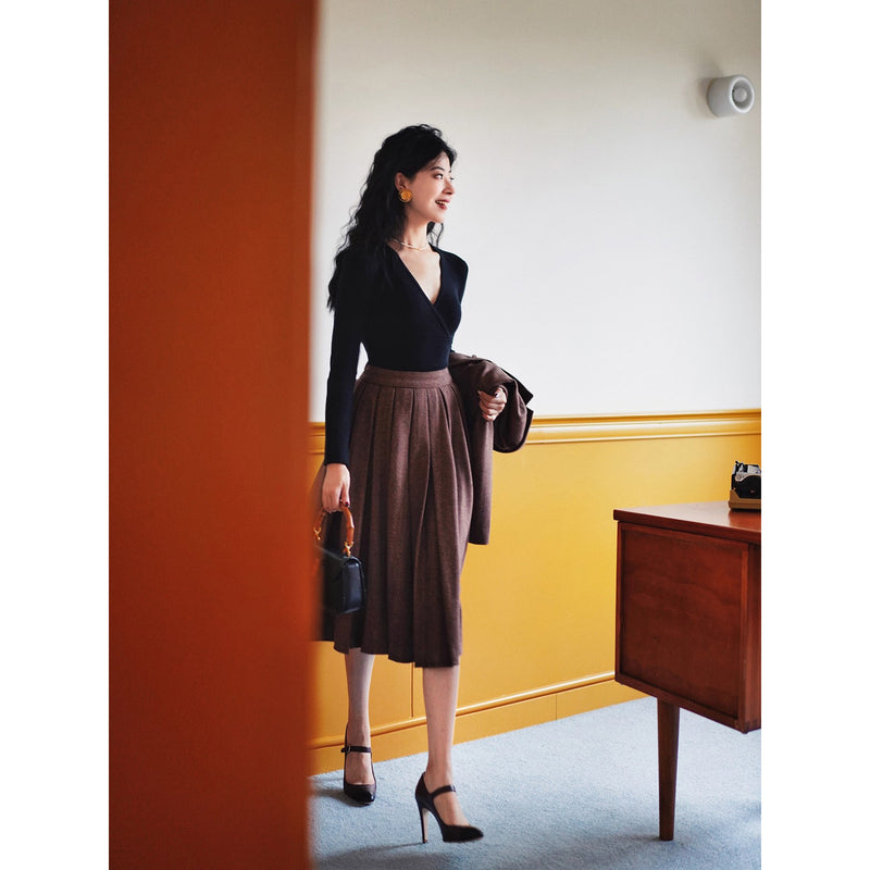 焦茶色の貴婦人ジャケットとベストとプリーツスカート