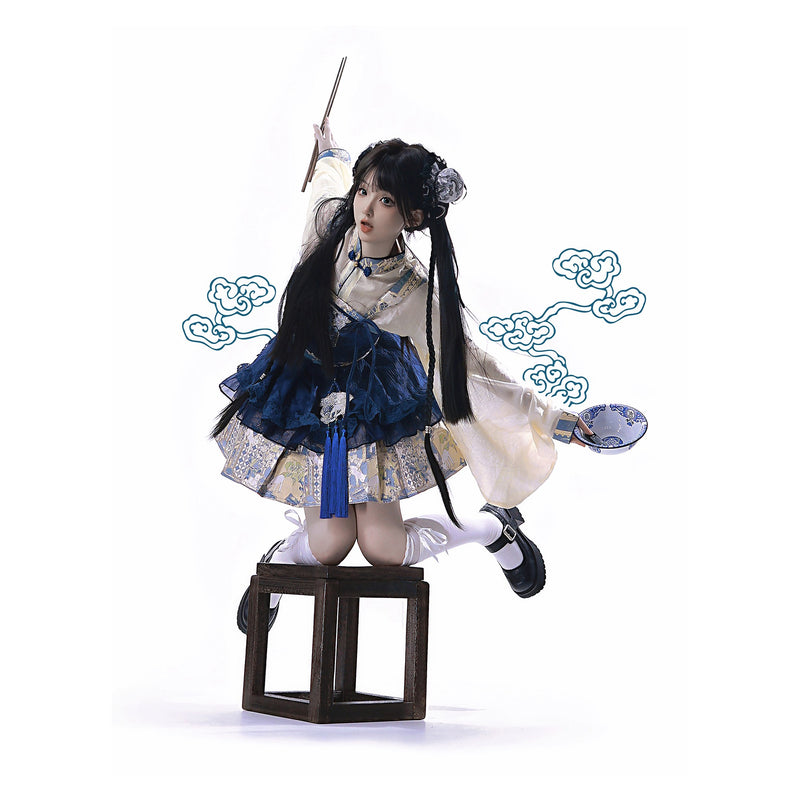 花に遊ぶ子羊の刺繍ストラップワンピースとトップス