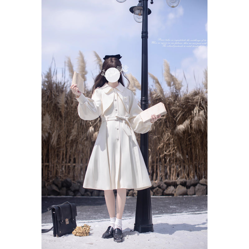 西洋のお嬢様のケープトレンチコート