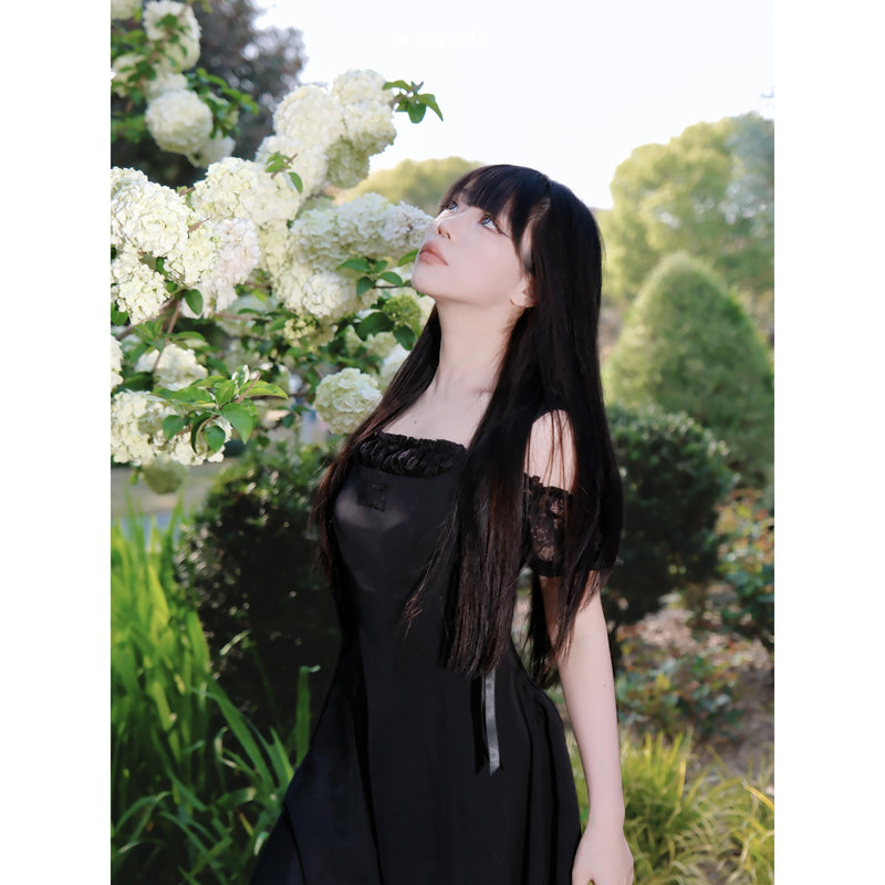 黒のお嬢様のストラップワンピース