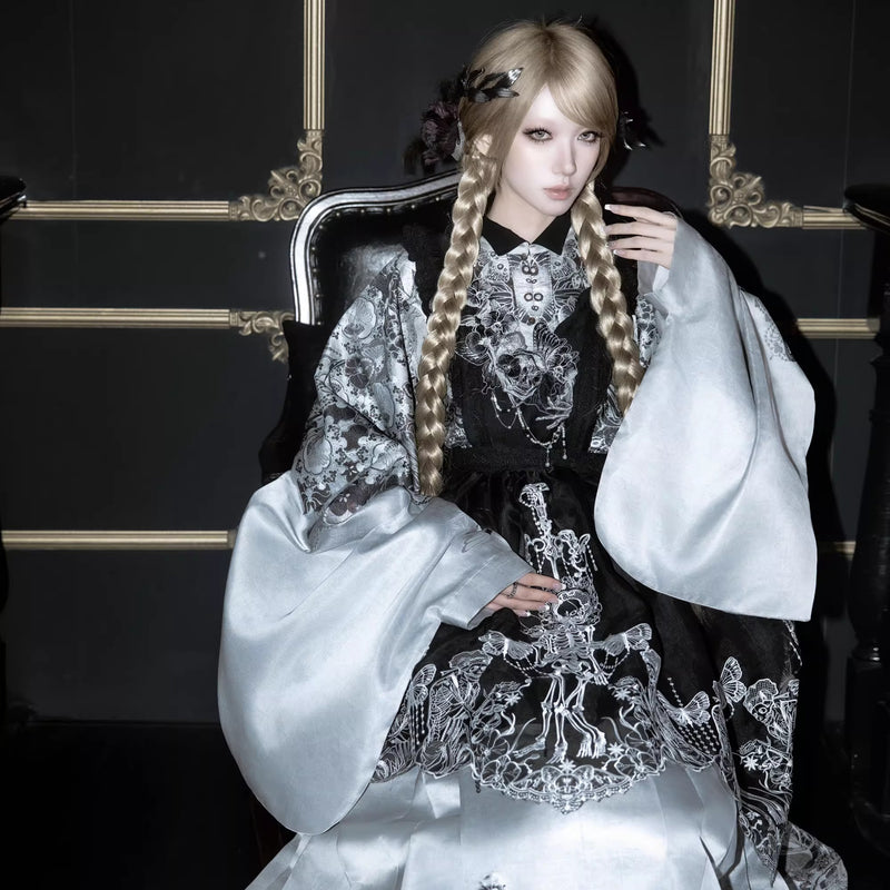 骸骨と花鳥図トップスと刺繍エプロンとプリーツスカート