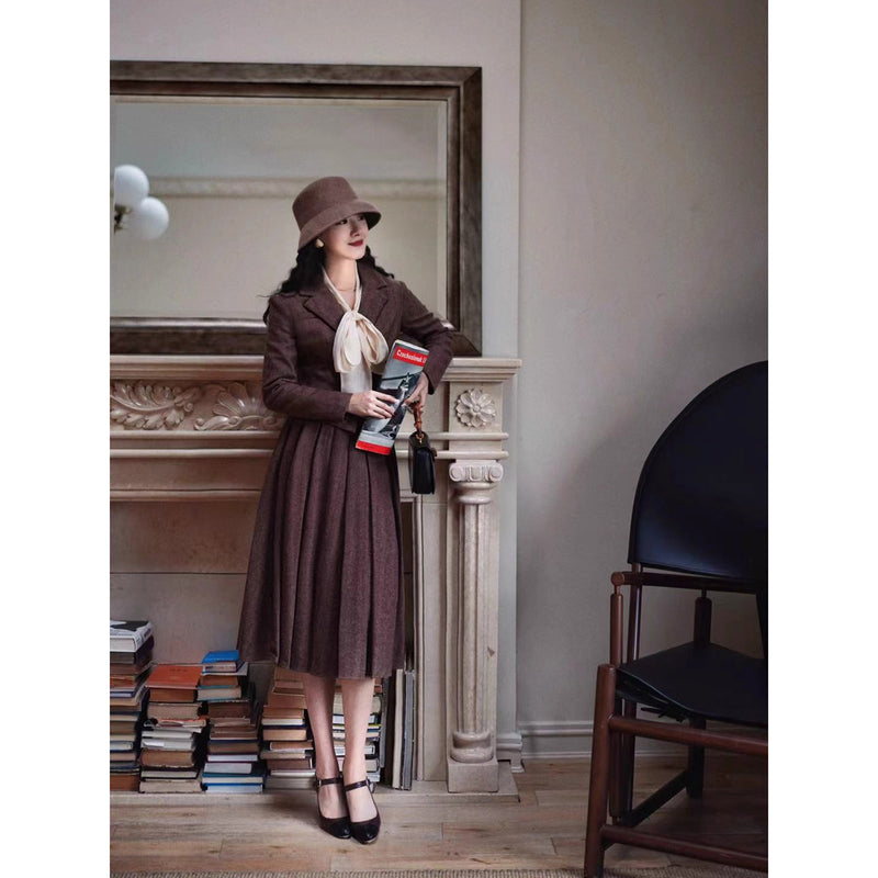 焦茶色の貴婦人ジャケットとベストとプリーツスカート