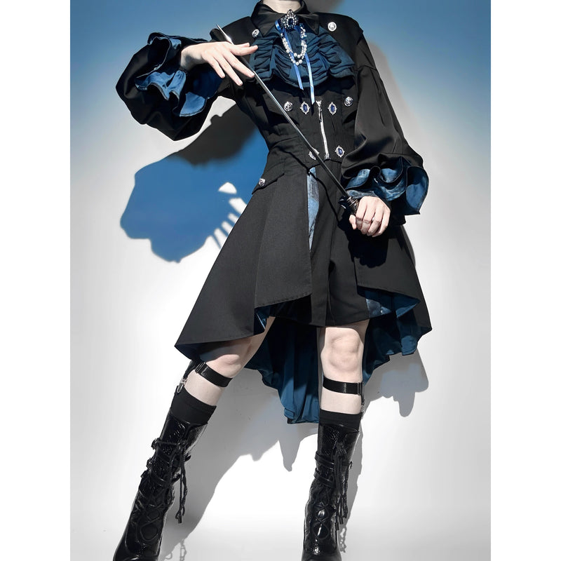 黒影の護衛者のロングベストとブラウスとショートパンツ