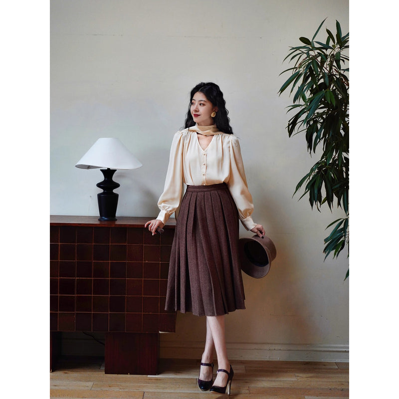 焦茶色の貴婦人ジャケットとベストとプリーツスカート