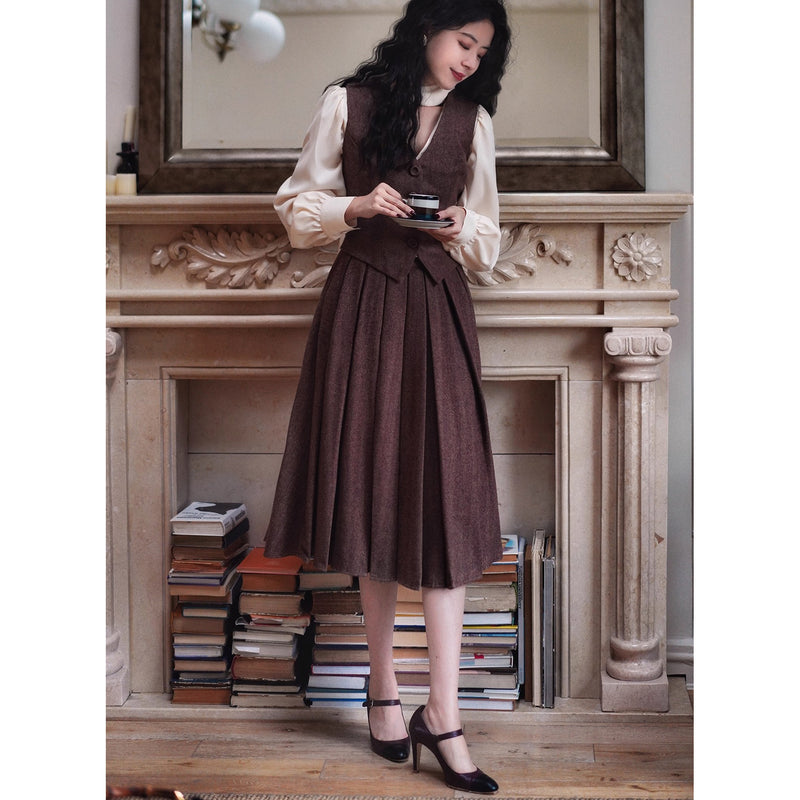 焦茶色の貴婦人ジャケットとベストとプリーツスカート