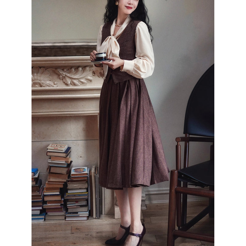 焦茶色の貴婦人ジャケットとベストとプリーツスカート