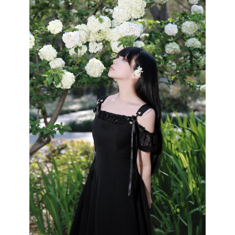 黒のお嬢様のストラップワンピース