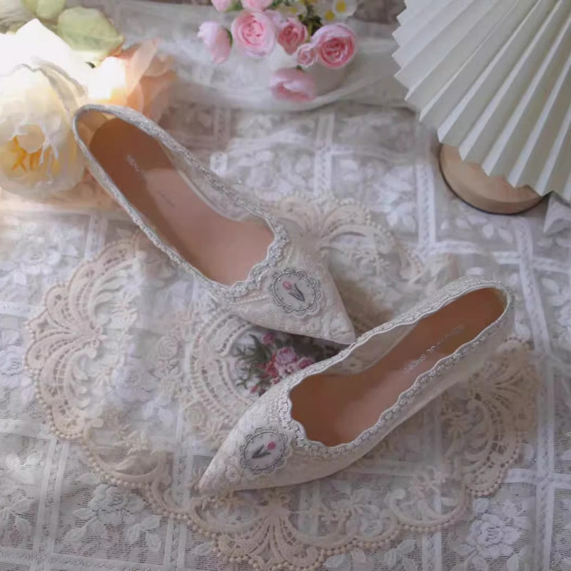 額縁の花の刺繍ポインテッドトゥレースハイヒール