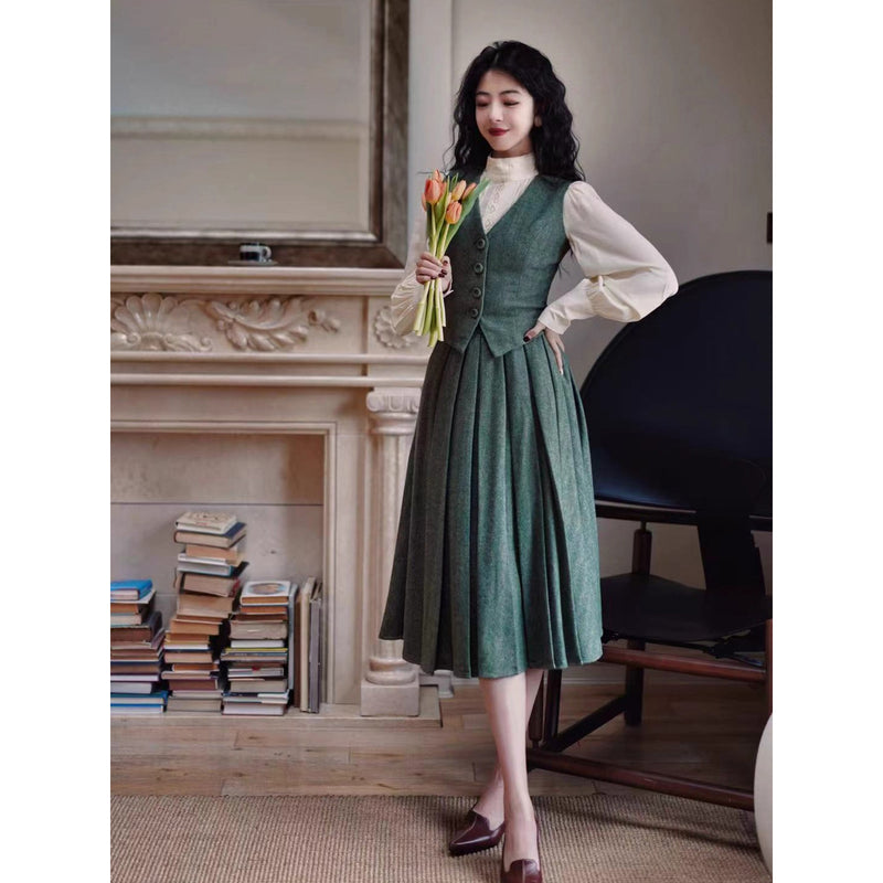 深緑の貴婦人ジャケットとベストとプリーツスカート