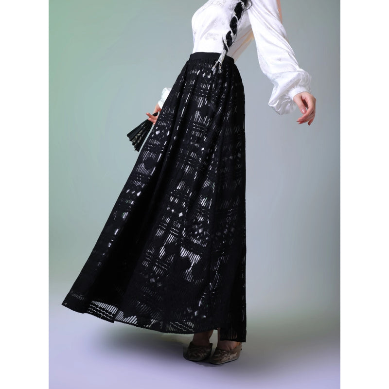 漆黒の格子編みロングスカート