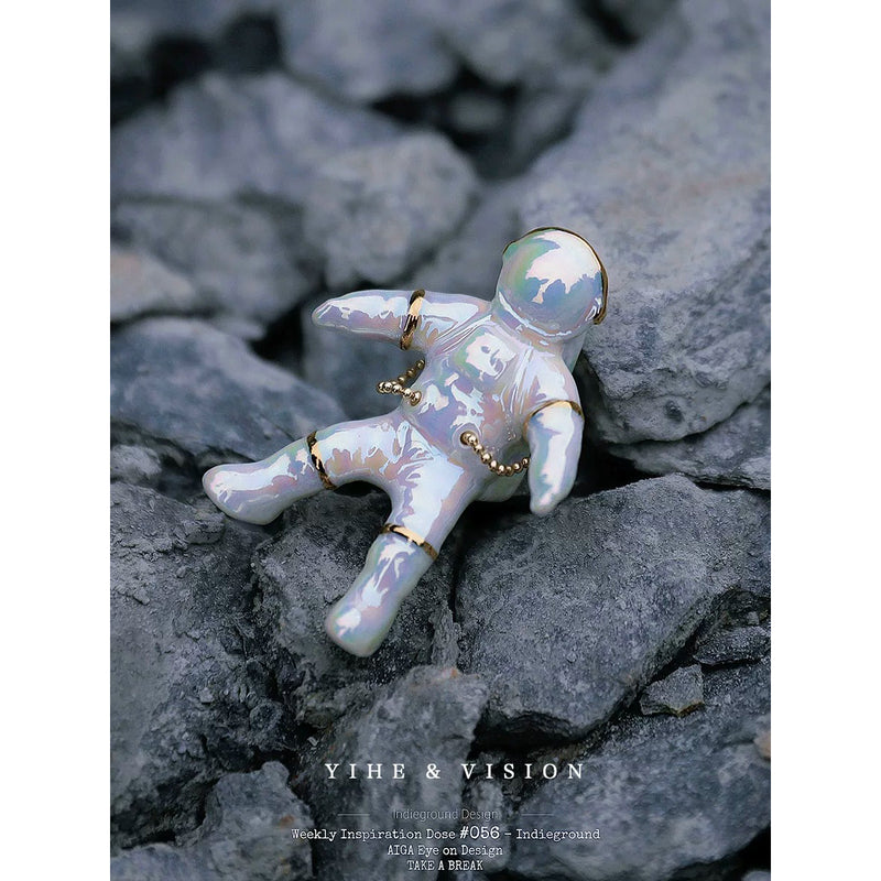 宇宙飛行士の胸飾り（陶器） – ManusMachina