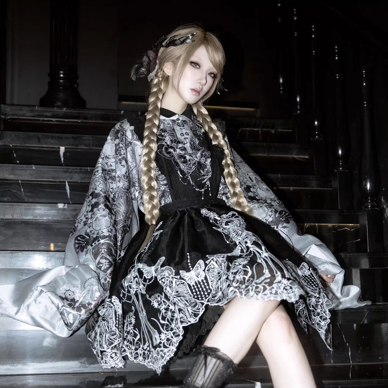 骸骨と花鳥図トップスと刺繍エプロンとプリーツスカート