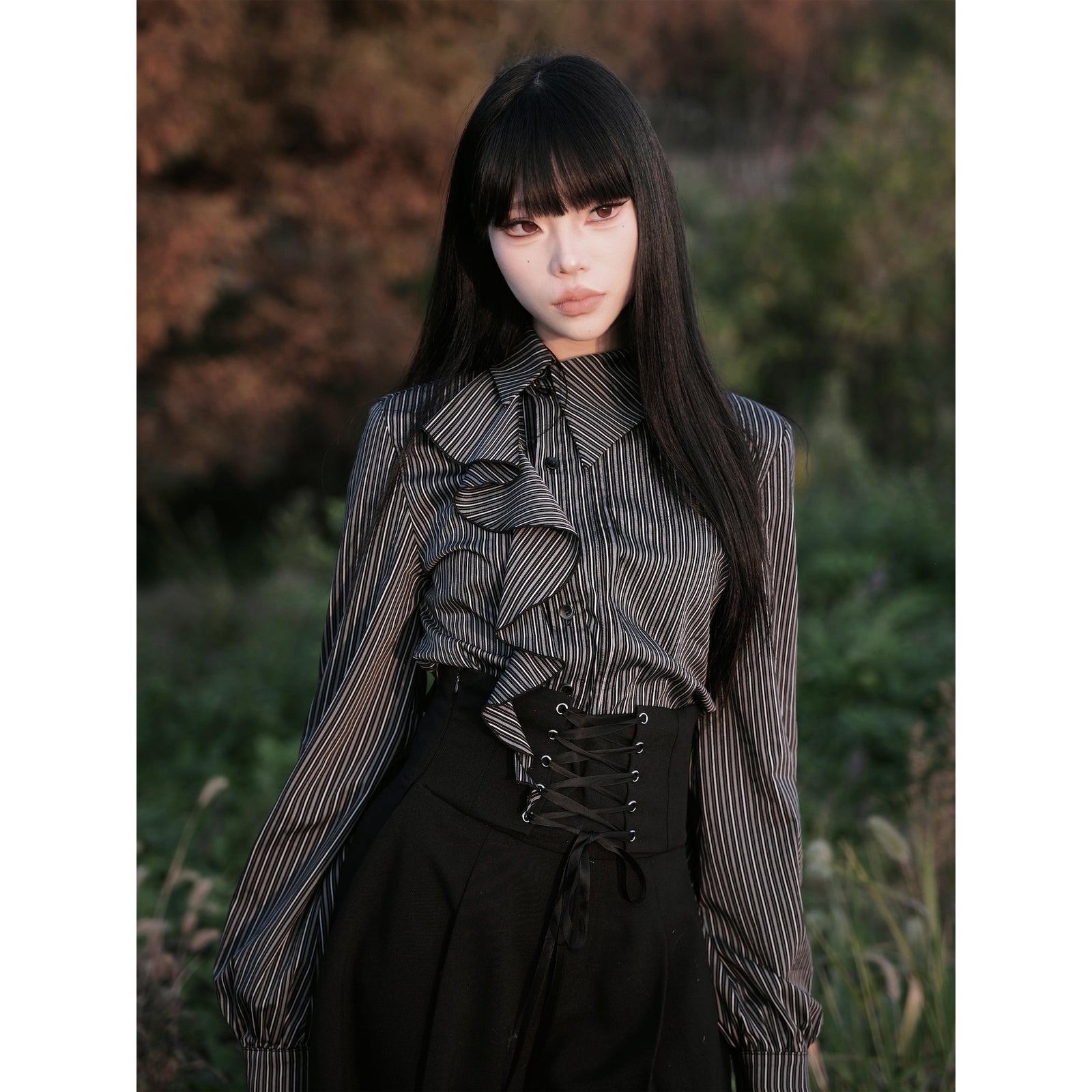 コルセットロングコート ManusMachina ストライプ 黒のお嬢様のコルセットパンツとストライプブラウス – ManusMachina