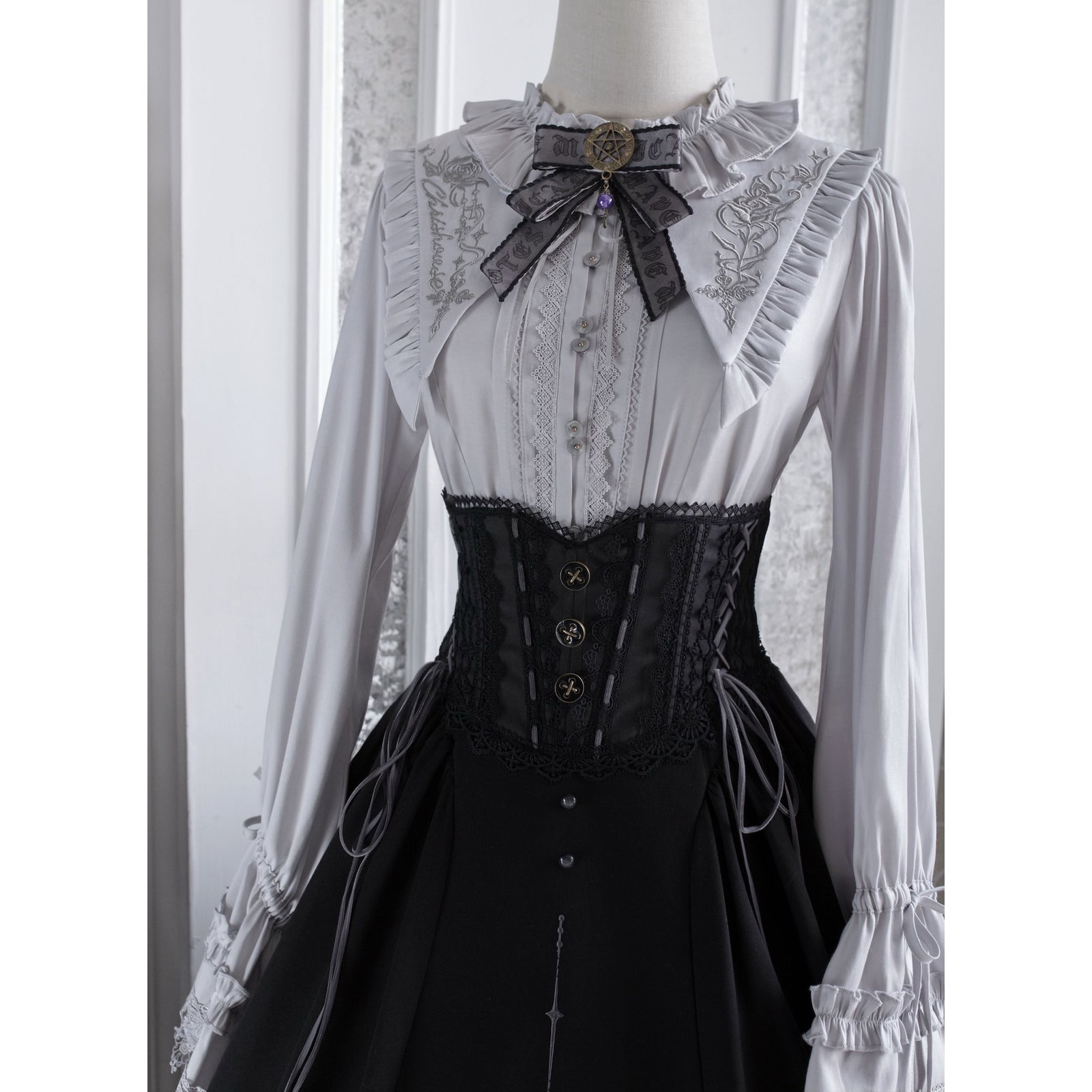 魔女のお嬢様の刺繍ブラウス – ManusMachina