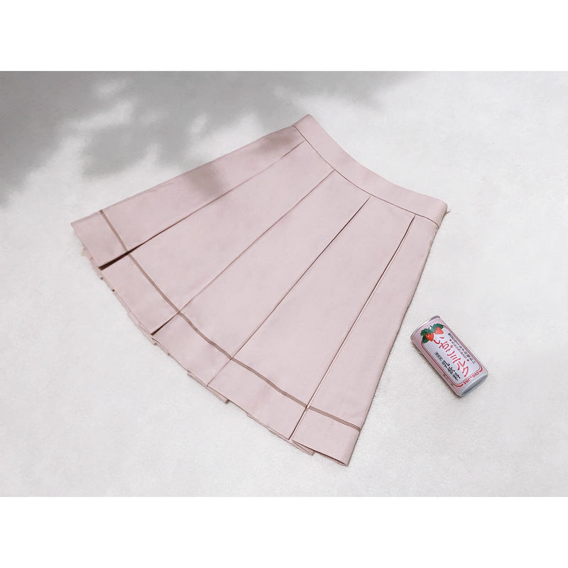 桜色のお嬢様のセーラーブラウスとプリーツスカート