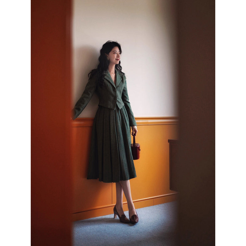 深緑の貴婦人ジャケットとベストとプリーツスカート