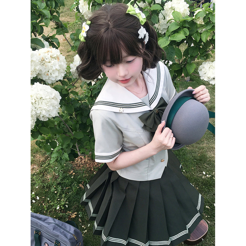 薄緑のお嬢様のセーラーブラウスとプリーツスカート
