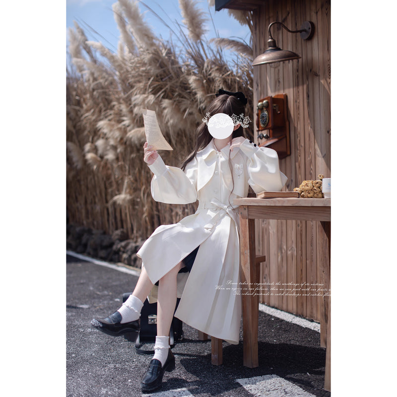 西洋のお嬢様のケープトレンチコート