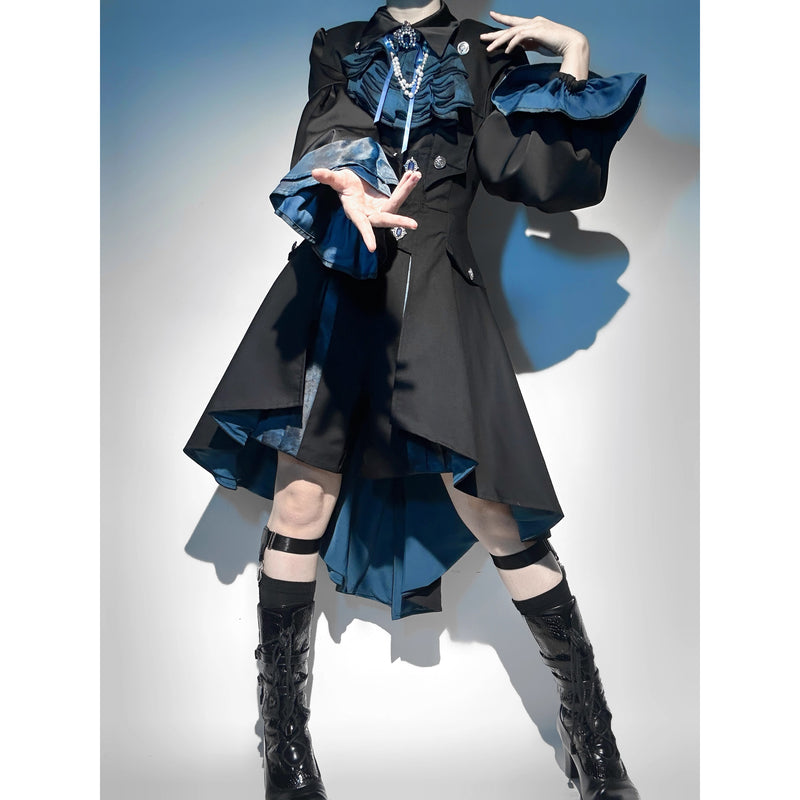 黒影の護衛者のロングベストとブラウスとショートパンツ
