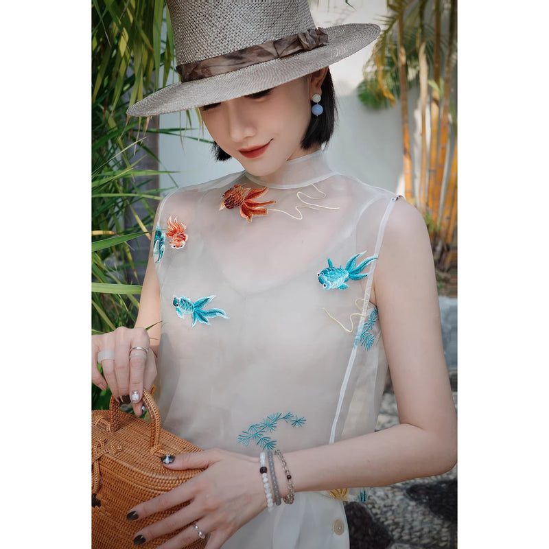 金魚の刺繍シルクトップス – ManusMachina