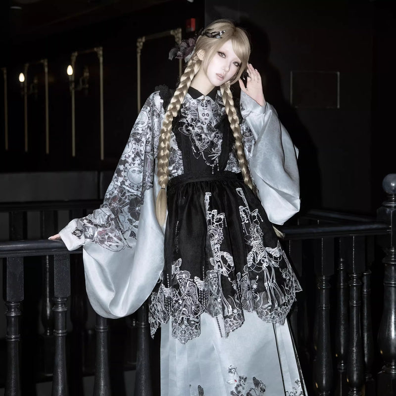 骸骨と花鳥図トップスと刺繍エプロンとプリーツスカート