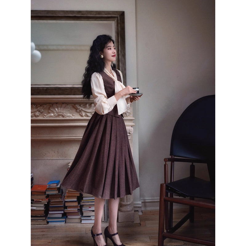 焦茶色の貴婦人ジャケットとベストとプリーツスカート