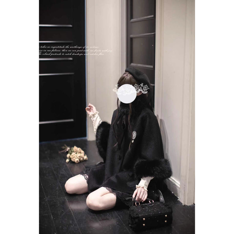 漆黒のお嬢様のウールケープコート