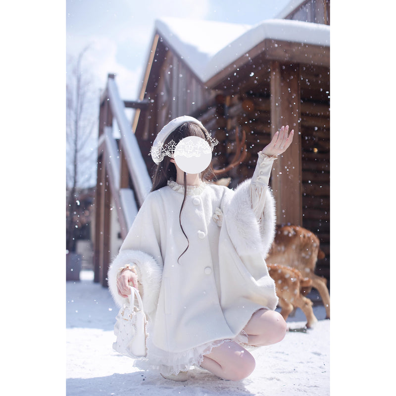 純白のお嬢様のウールケープコート