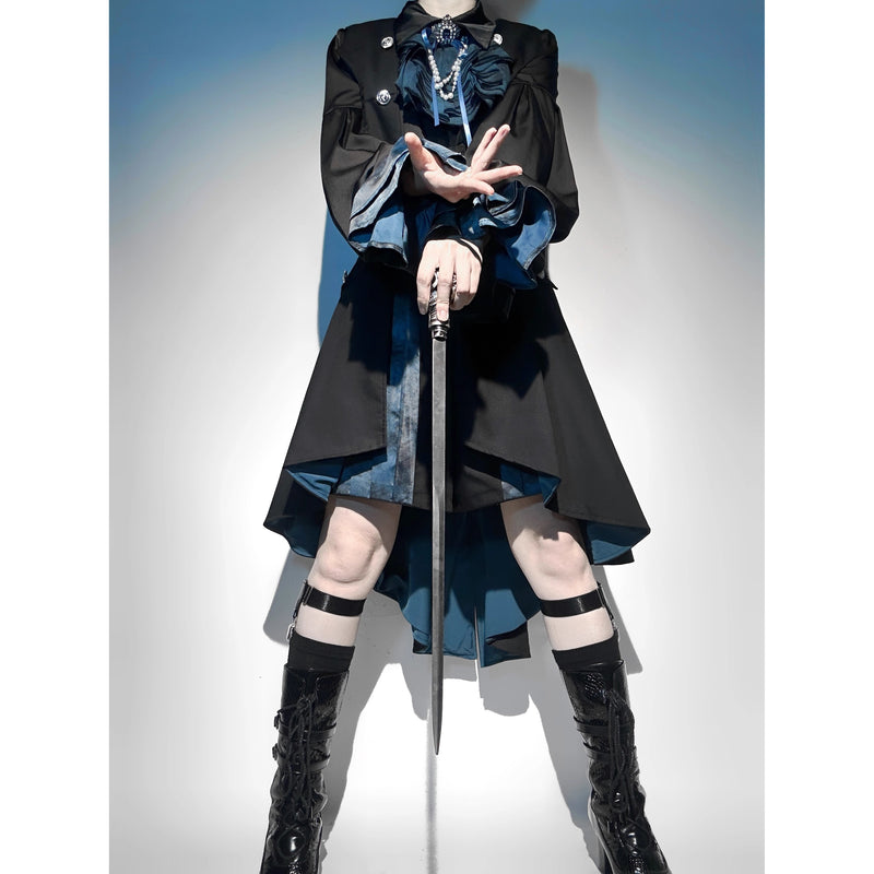黒影の護衛者のロングベストとブラウスとショートパンツ