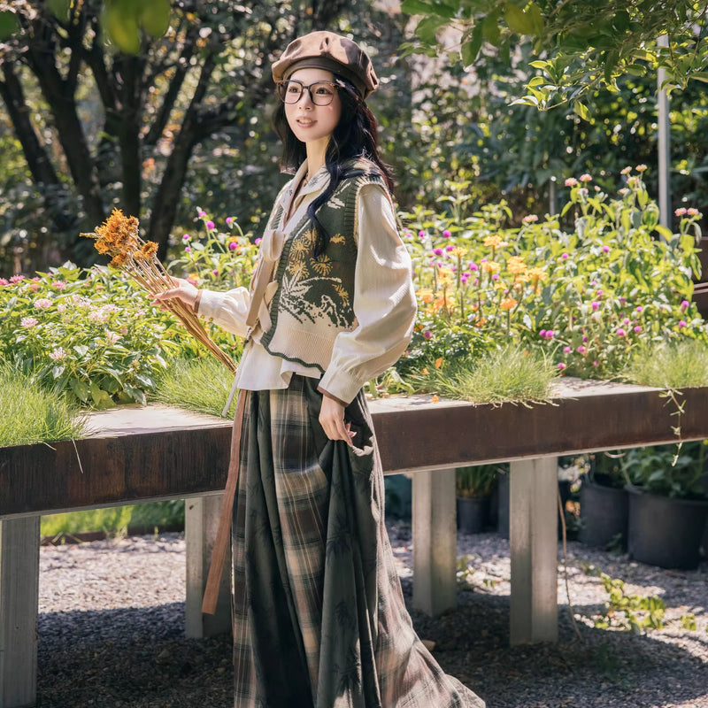 植物文様のニットベストとブラウスとスカート
