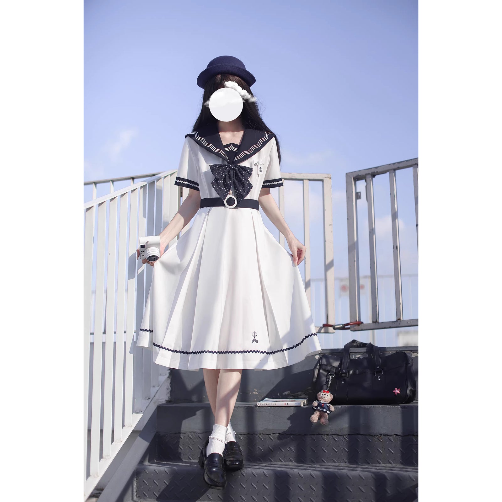 純白の少女のセーラーワンピース – ManusMachina