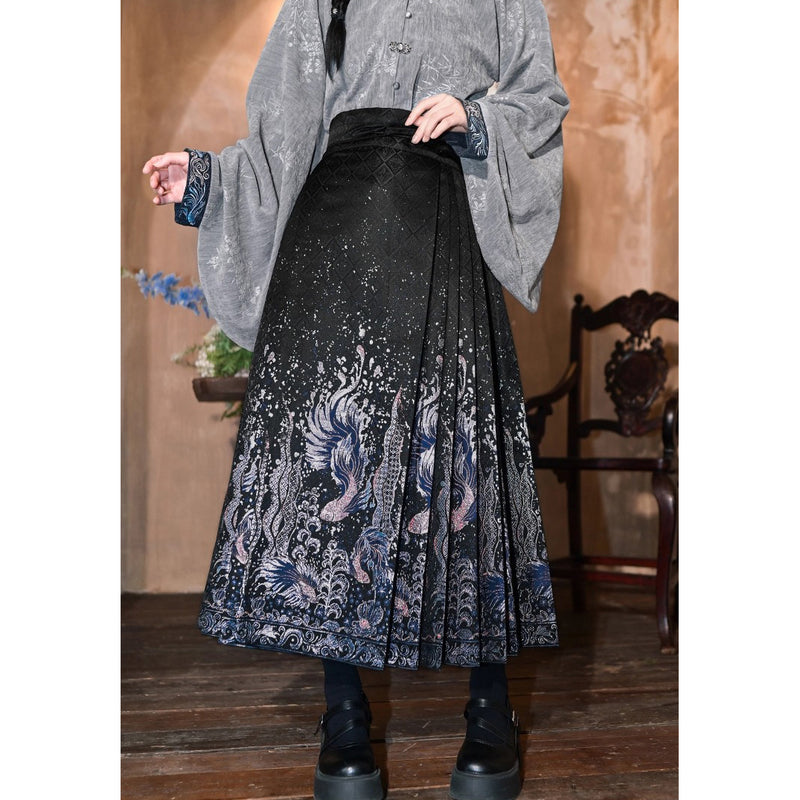 闘魚の刺繍ベストとトップスとプリーツスカート