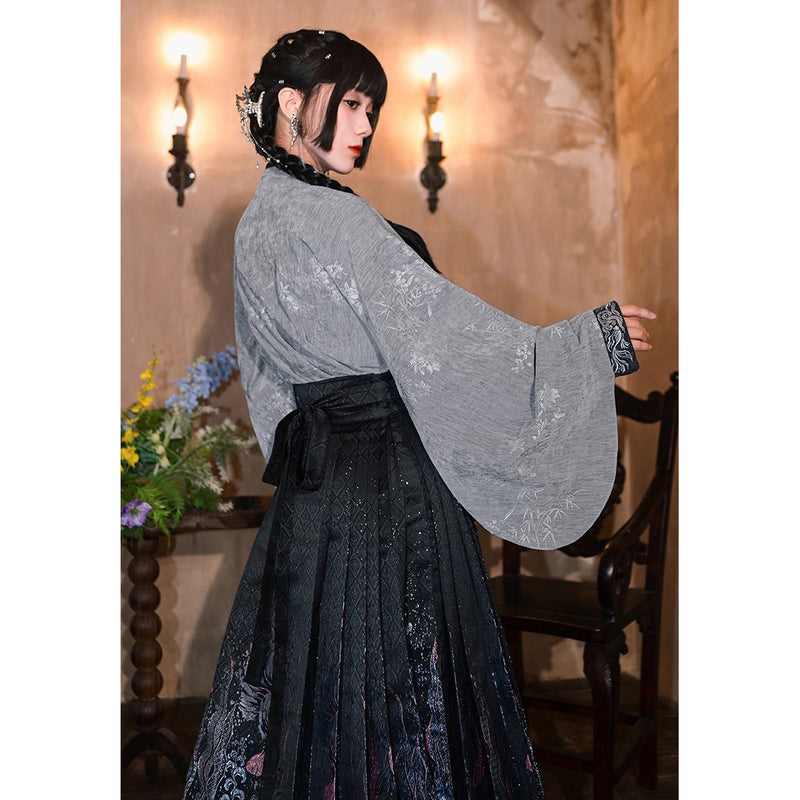 闘魚の刺繍ベストとトップスとプリーツスカート