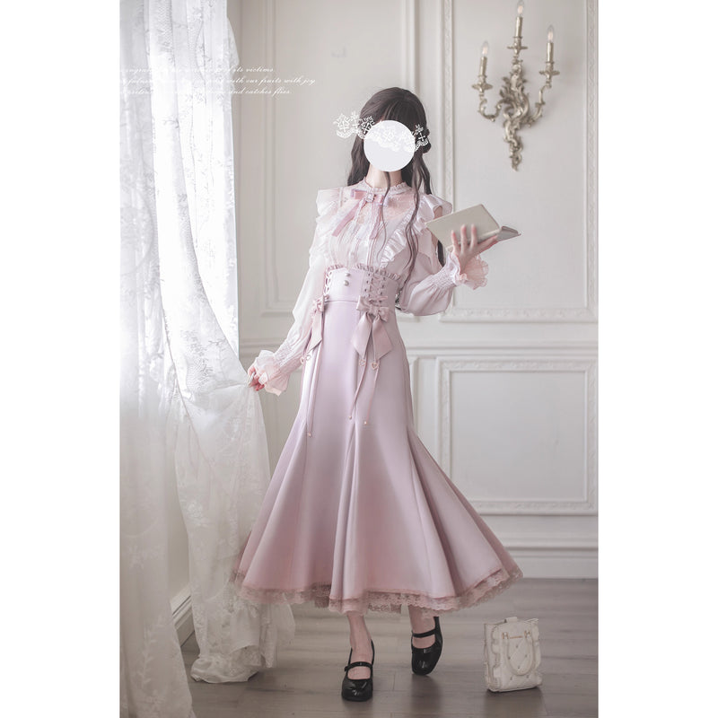 桜色の令嬢のフリルトップスとコルセットスカート