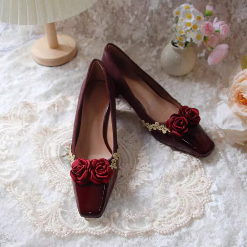葡萄酒の薔薇のスクエアトゥヒールパンプス