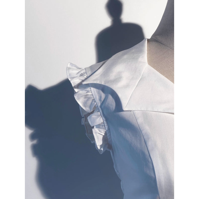 西洋貴族のヴィクトリアントップスとフリルスカート - White