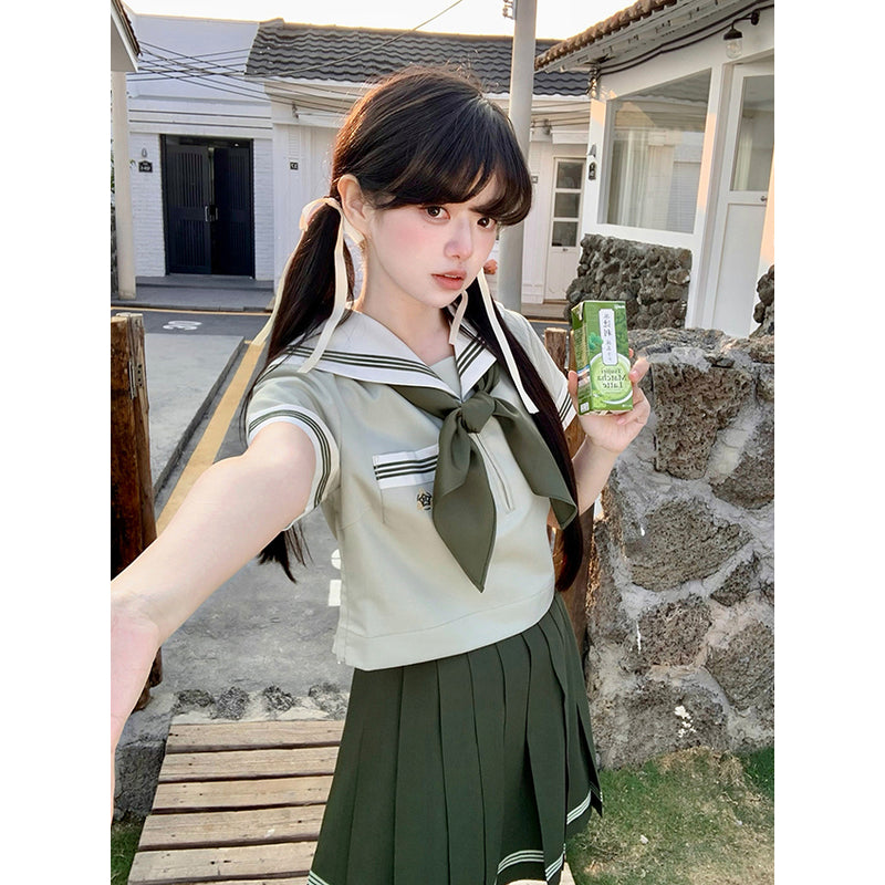 薄緑のお嬢様のセーラーブラウスとプリーツスカート