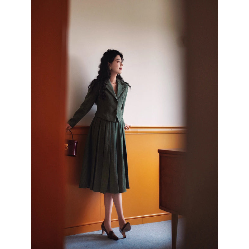 深緑の貴婦人ジャケットとベストとプリーツスカート