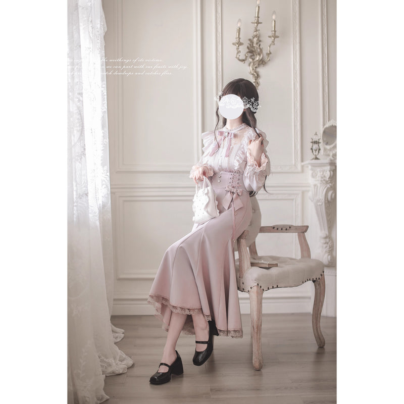 桜色の令嬢のフリルトップスとコルセットスカート