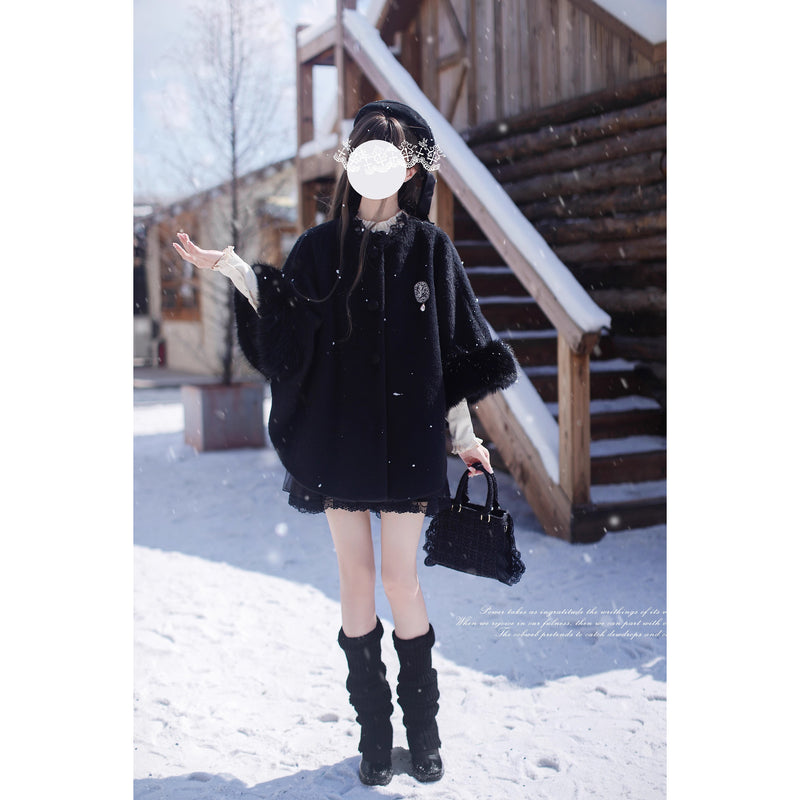 漆黒のお嬢様のウールケープコート