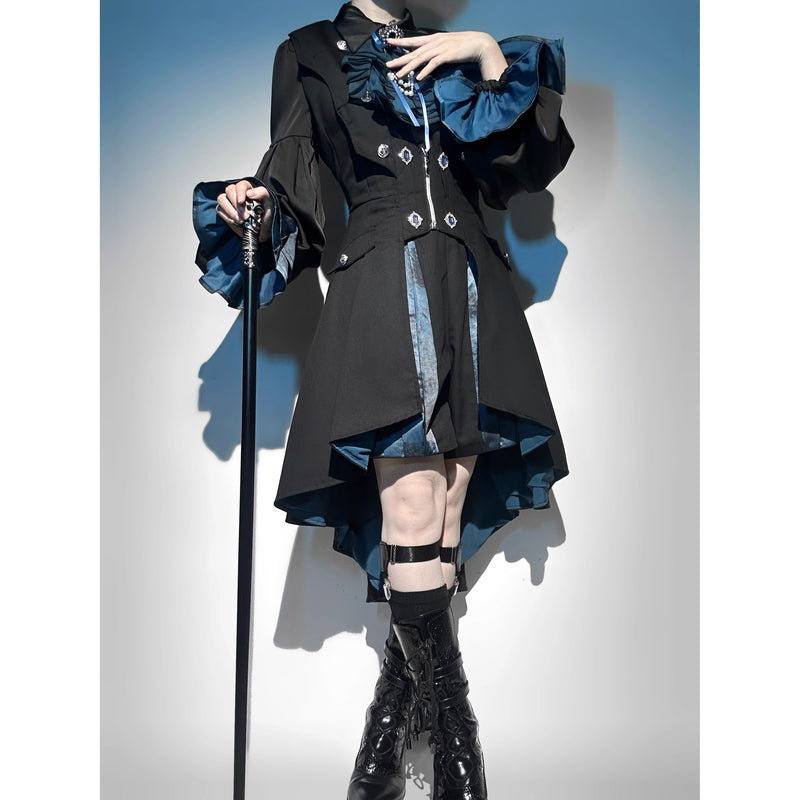 黒影の護衛者のロングベストとブラウスとショートパンツ